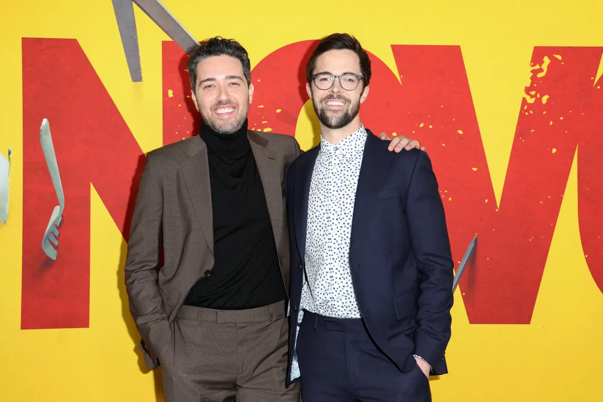 دان بيرك وروبرت أولسن خلال العرض الخاص لفيلم Novocaine ..  Dan Berk (L) and Robert Olsen attend the premiere of "Novocaine" at the Paramount Theater in Los Angeles, California, on March 10, 2025. (Photo by VALERIE MACON / AFP)
