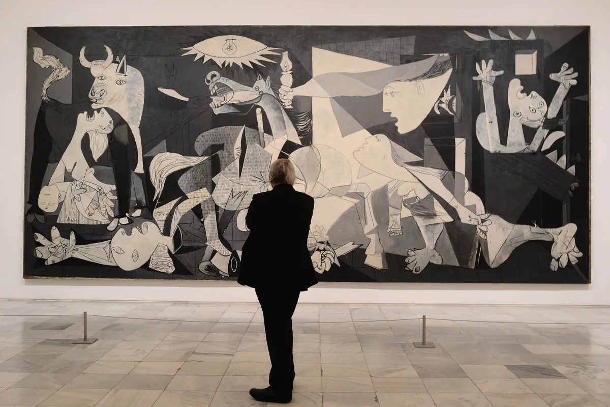 قراءة الرموز المخفية في لوحة غيرنيكا Guernica painting الضخمة لبيكاسو(مصدر الصورة: Denis Doyle/Getty Images)
