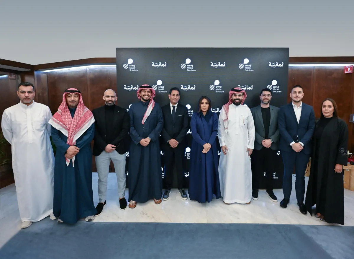 صورة جماعية بعد التوقيع على التعاون بين SRMG و"ثمانية"