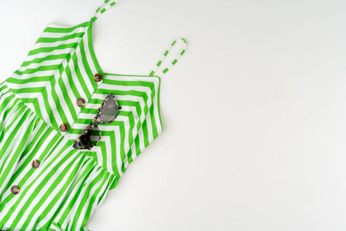 فستان مصنوع من قماش خفيف