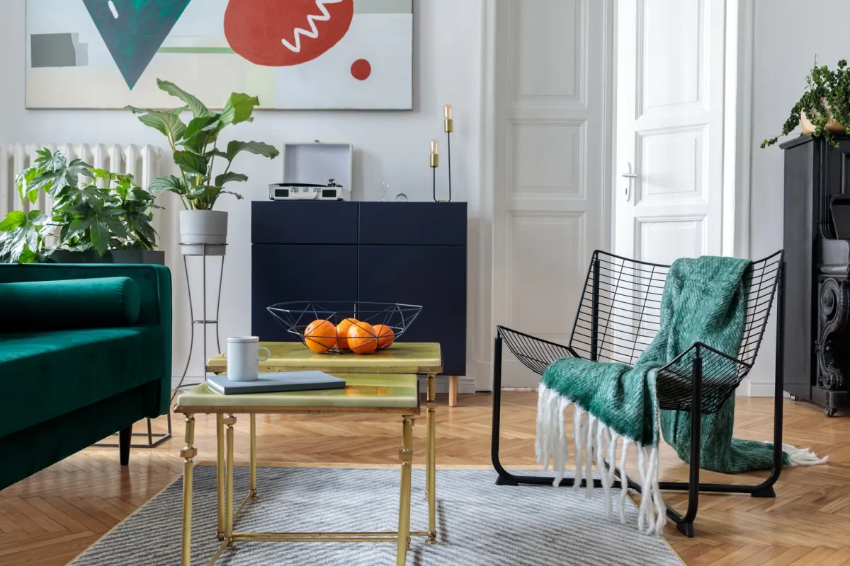 غرفة معيشة مؤثثة بكرسي معدني قابل للطي