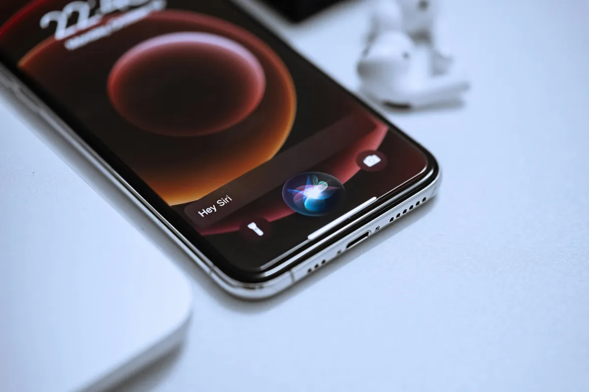 ترقيات في Siri في نظام iOS 19   -  الصورة من unsplash by omid armin