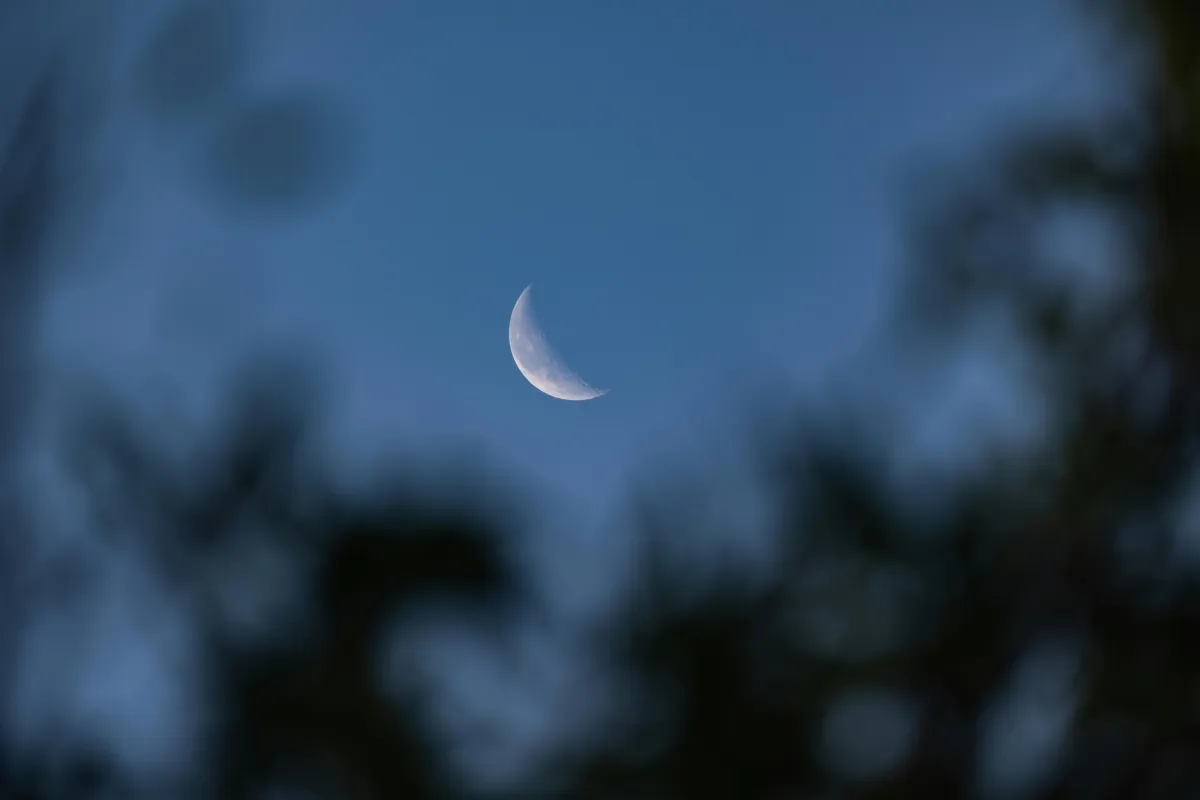 سماء السعودية تشهد اقتران القمر وكوكب زحل فجر الجمعة - الصورة تعبيرية من pexels by izafi