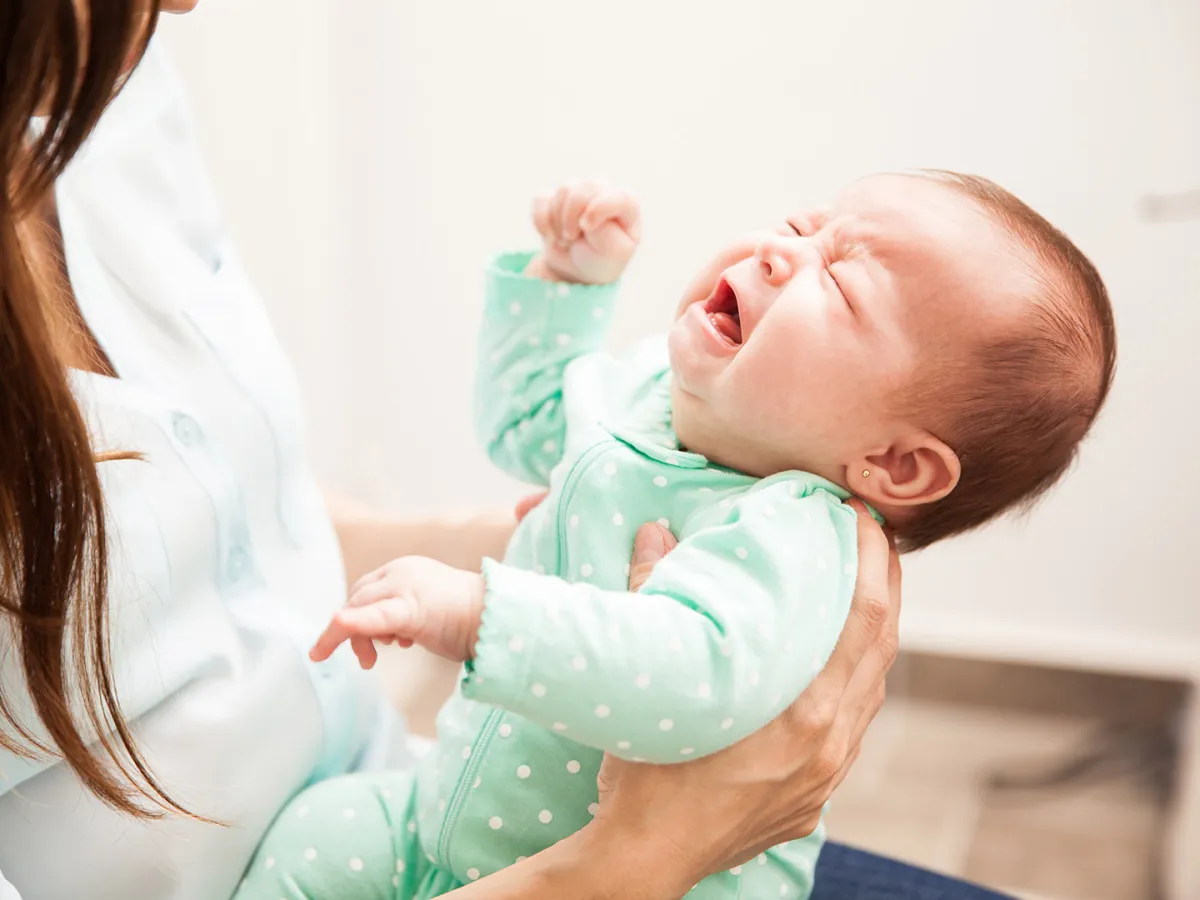 كيفية التعامل مع مغص الرضع وبكاء الطفل المتكرر في الليل