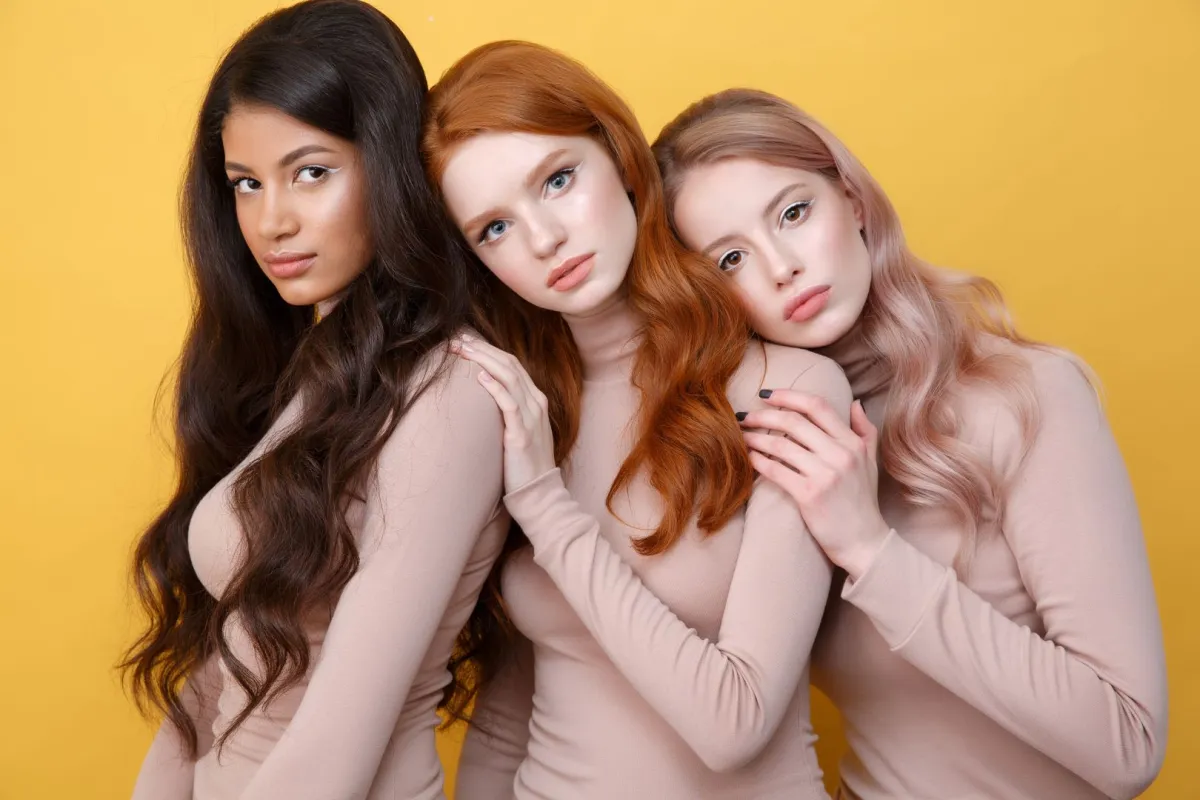 فتيات يعتمدن ألوان شعر مختلفة