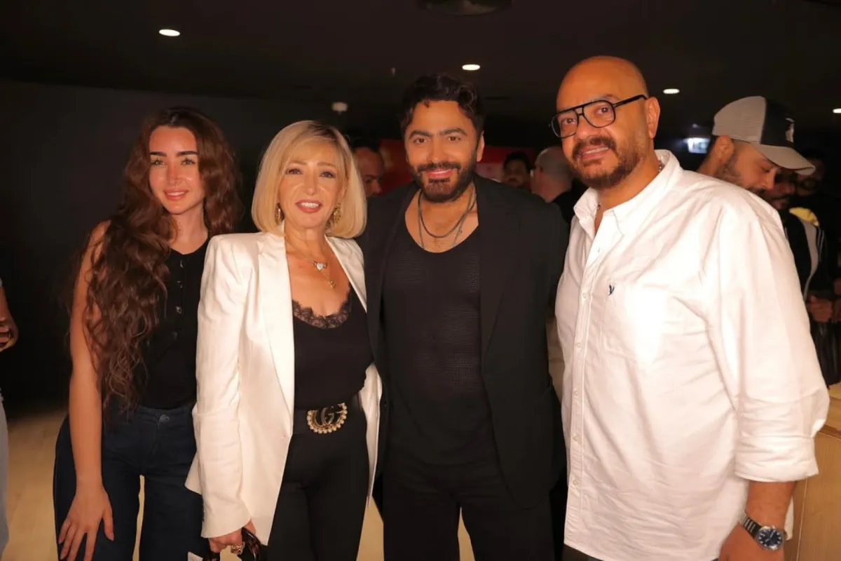 تامر حسني يحتفل بالنسخة الأخيرة لفيلم ريستارت الصورة من صفحة شقيقه حسام على انستغرام