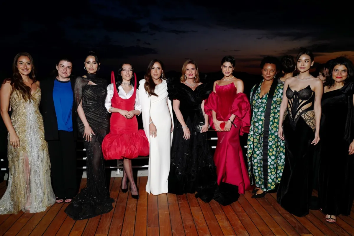 أمينة خليل، إلهام علي، سارة طيبة، جمانا الراشد، يسرا، جاكلين فرنانديز، رونغانو نيوني، إنجفا واراها، وشيفاني بانديا مالهوترا، يحضرن حفل "المرأة في السينما" الذي أقامته مؤسسة البحر الأحمر السينمائي في كاب دانتيب، فرنسا (Amina Khalil, Elham Ali, Sarah Taibah, Jomana R. Alrashid, Yousra, Jacqueline Fernandez, Rungano Nyoni, Engfa Waraha and Shivani Pandya Malhotra attend the Red Sea Film Foundation's "Women In Cinema" Gala in Cap d'Antibes, France). مصدر الصورة: Hoda Davaine/Getty Images for Red Sea Film Founda