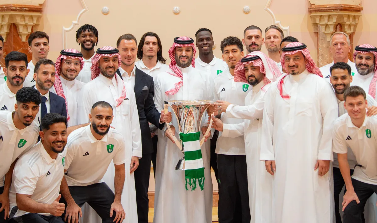  صورة تذكارية تجمع بين الأمير محمد بن سلمان ولاعبي الأهلي السعودي - الصورة من واس