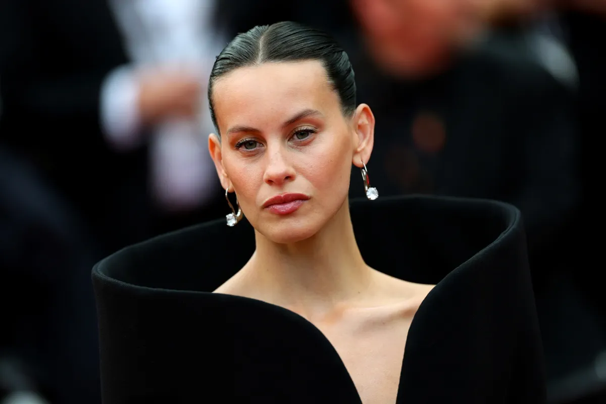 ميلينا سميت بأقراط عصرية في مهرجان كان 2025 (مصدر الصورة: Vittorio Zunino Celotto/Getty Images)