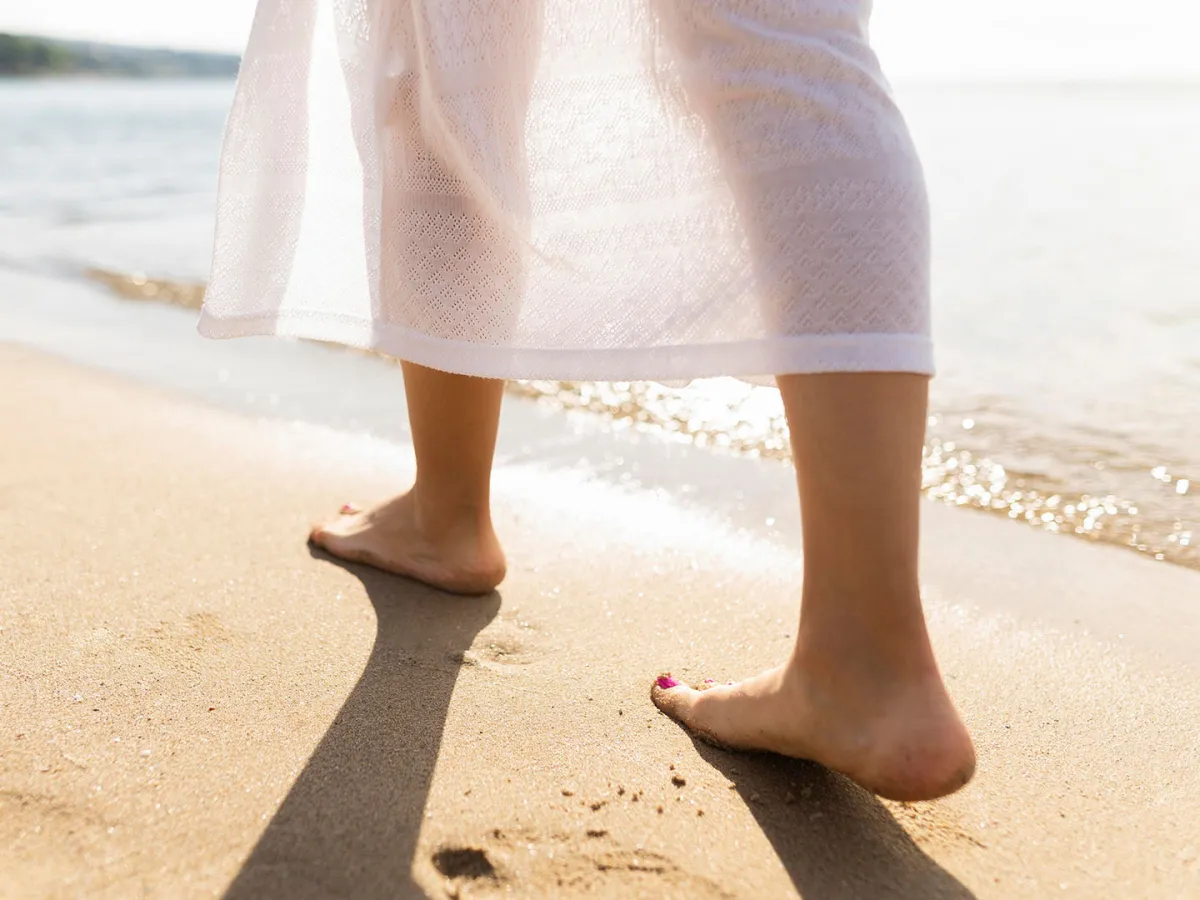 حلم المشي بدون حذاء-مصدر الصورة: Freepik