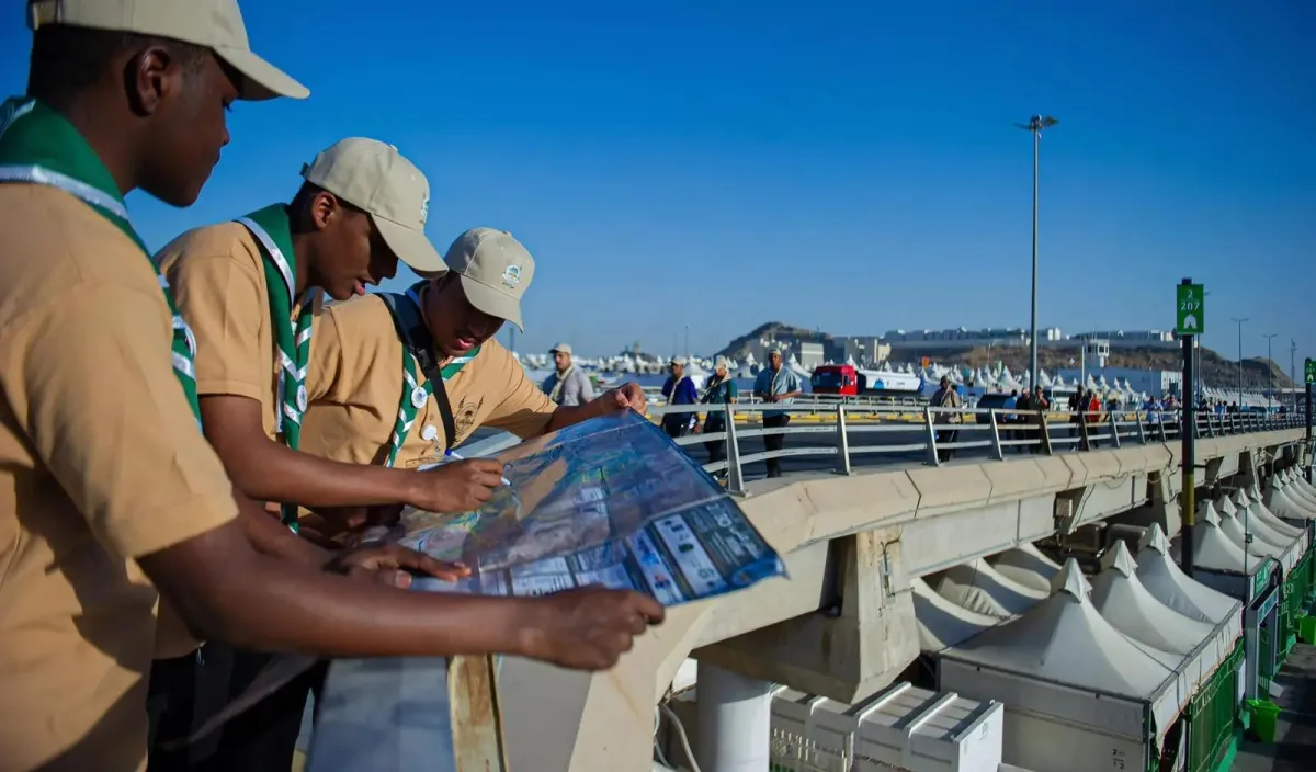 الكشافة المشاركون في موسم حج 1446هـ يباشرون مهام مسح مشعري منى وعرفات - الصورة من وام