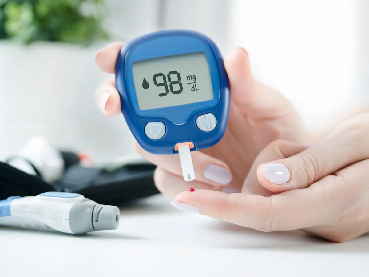 امرأة تُقيس مستوى السكر