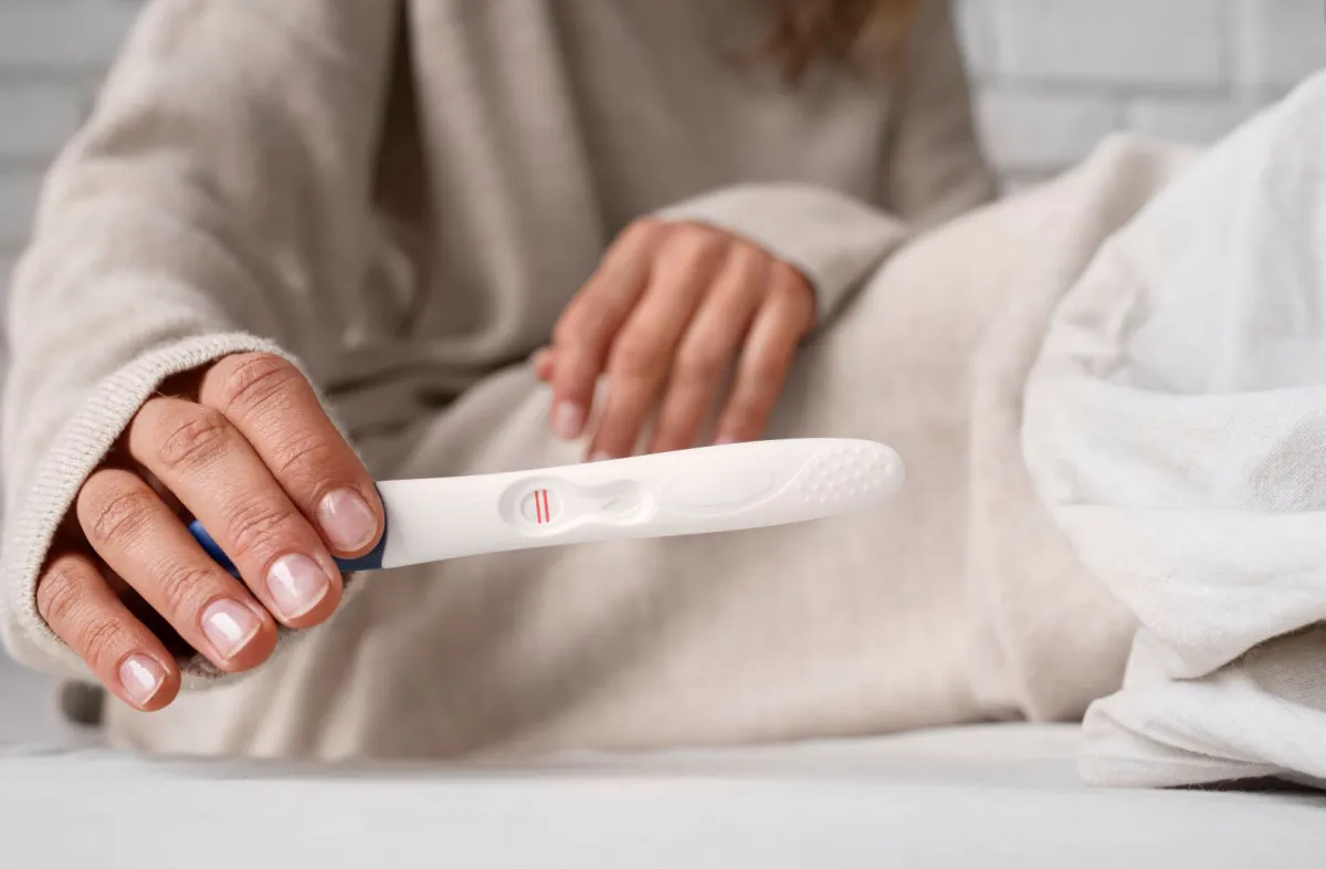 صورة لامرأة تفحص الحمل