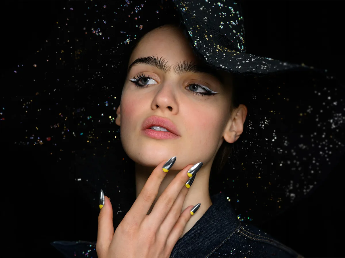 رسمات الأيلاينر الأبيض لربيع وصيف 2025