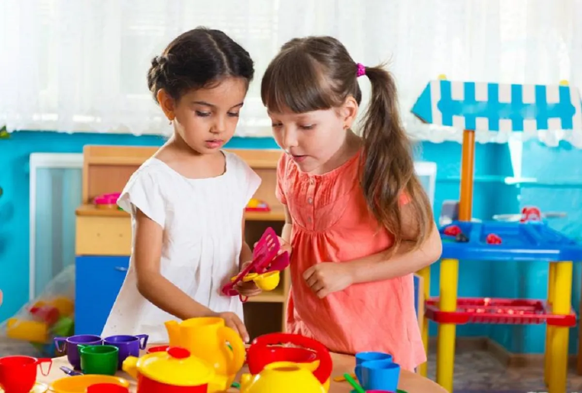 صورة لطفلتين تلعبان