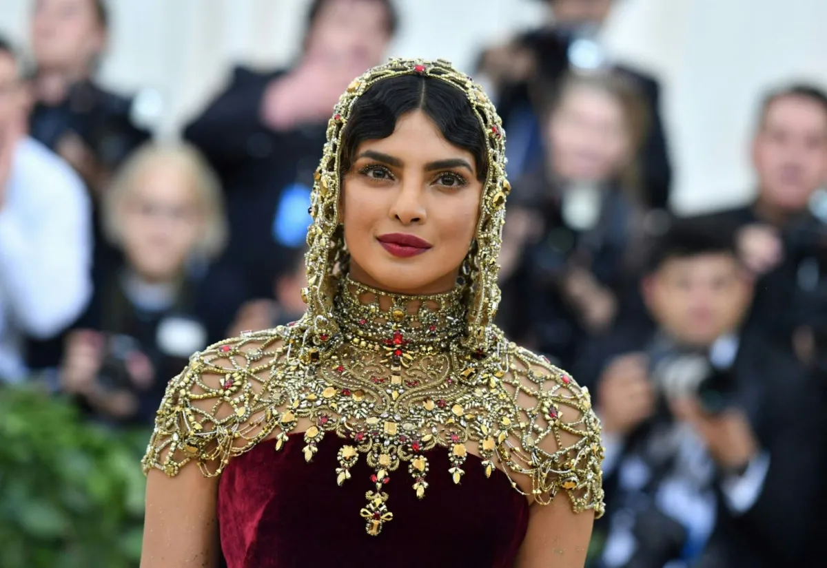 بريانكا تشوبرا في متحف متروبوليتان للفنون في نيويورك (Priyanka Chopra at the Metropolitan Museum of Art in New York). مصدر الصورة: Angela WEISS / AFP