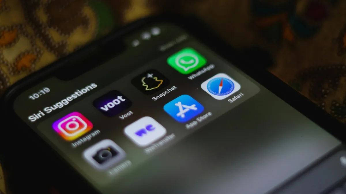 تفسير حلم رسائل الواتس من شخص أعرفه