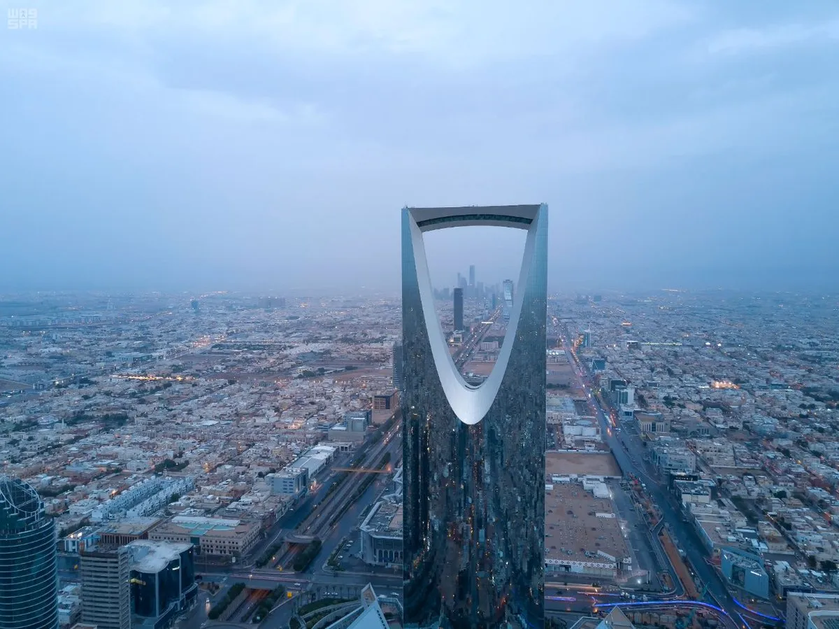 دعا العقيل المواطنين والمقيمين إلى تجنّب التعرض المباشر لأشعة الشمس، وضرورة اتخاذ الاحتياطات اللازمة خلال ساعات النهار