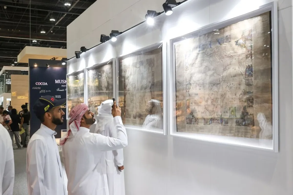 مقتنيات نادرة في معرض أبوظبي للكتاب. الصورة من wam