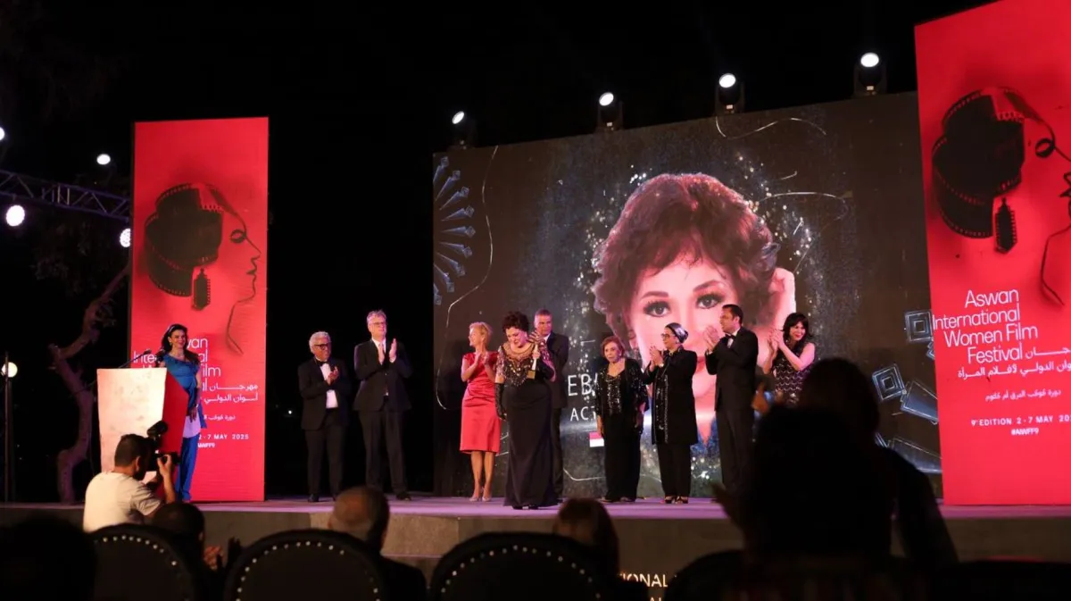 تكريم لبلبة بمهرجان أسوان- الصورة خاصة بسيدتي تصوير ندى محسن