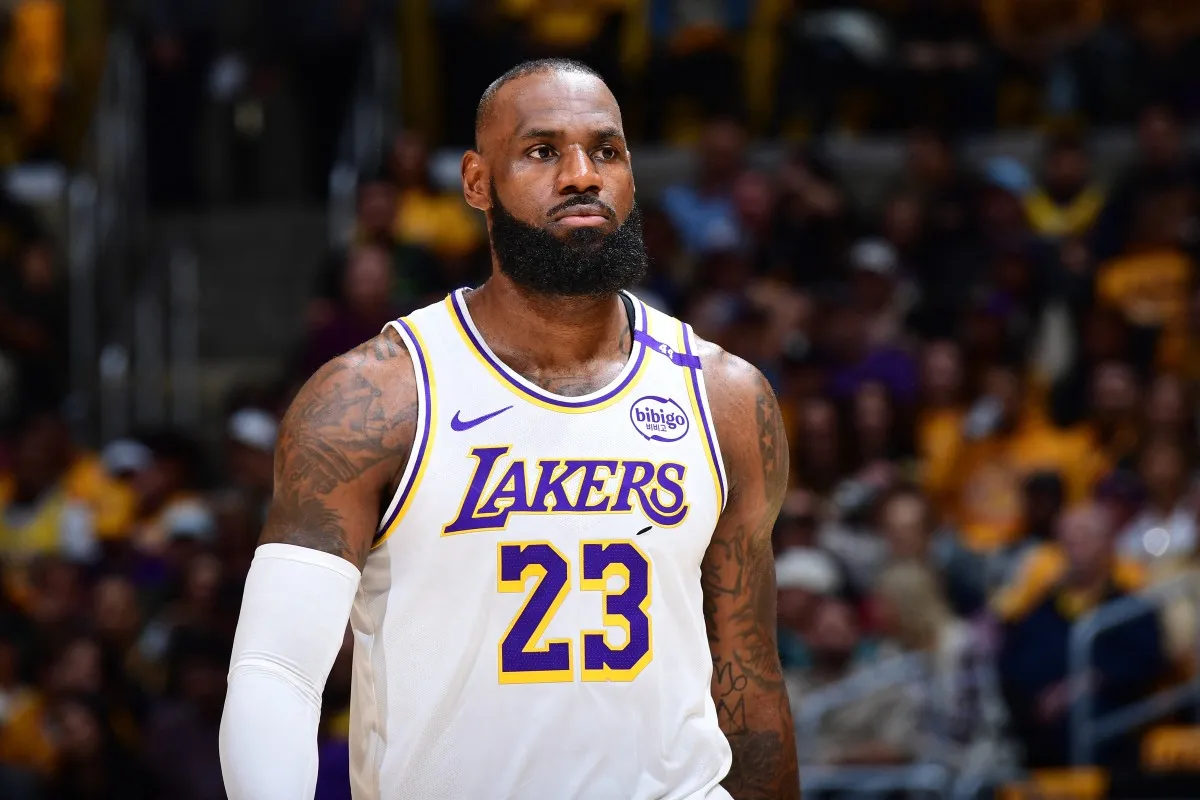 ليبرون جيمس من تصفيات الدوري الأمريكي للمحترفين لعام ٢٠٢٥ ( LeBron James of the 2025 NBA Playoffs ). مصدر الصورة:Adam Pantozzi / NBAE / Getty Images / Getty Images via AFP