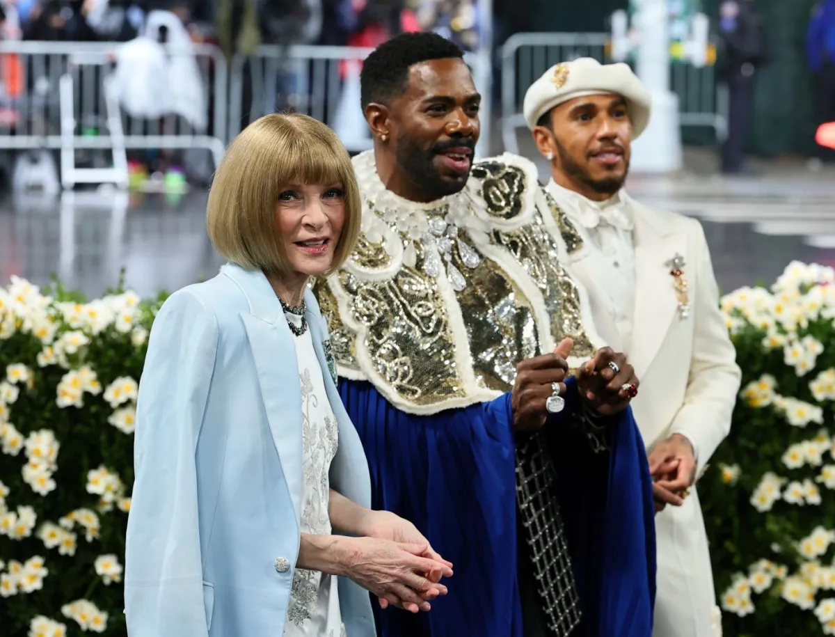 آنا وينتور وكولمان دومينغو ولويس هاميلتون في حفل ميت غالا لعام 2025 في متحف متروبوليتان للفنون في مدينة نيويورك (Anna Wintour, Colman Domingo and Lewis Hamilton at the 2025 Met Gala at Metropolitan Museum of Art in New York City). مصدر الصورة: Theo Wargo/FilmMagic