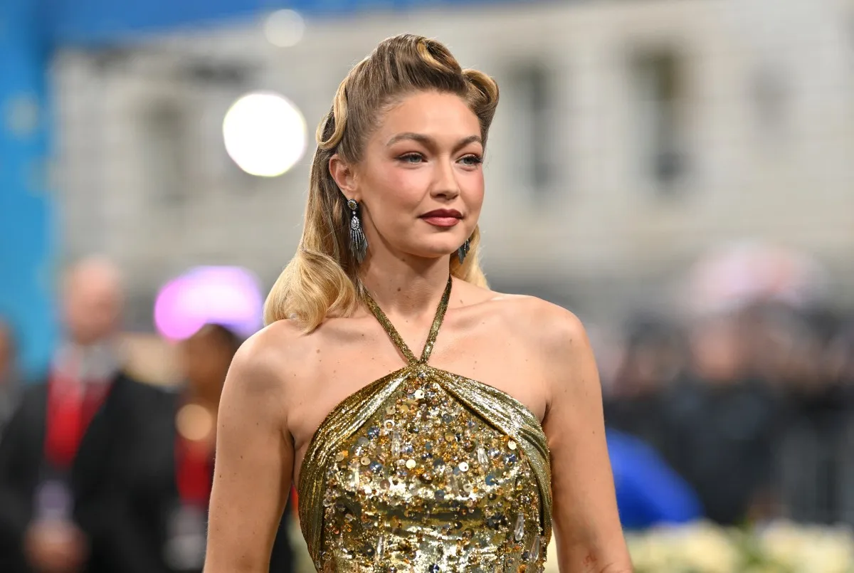 جيجي حديد في حفل ميت غالا 2025 ( Gigi Hadid at the Met Gala 2025 ). مصدر الصورة: ANGELA WEISS / AFP