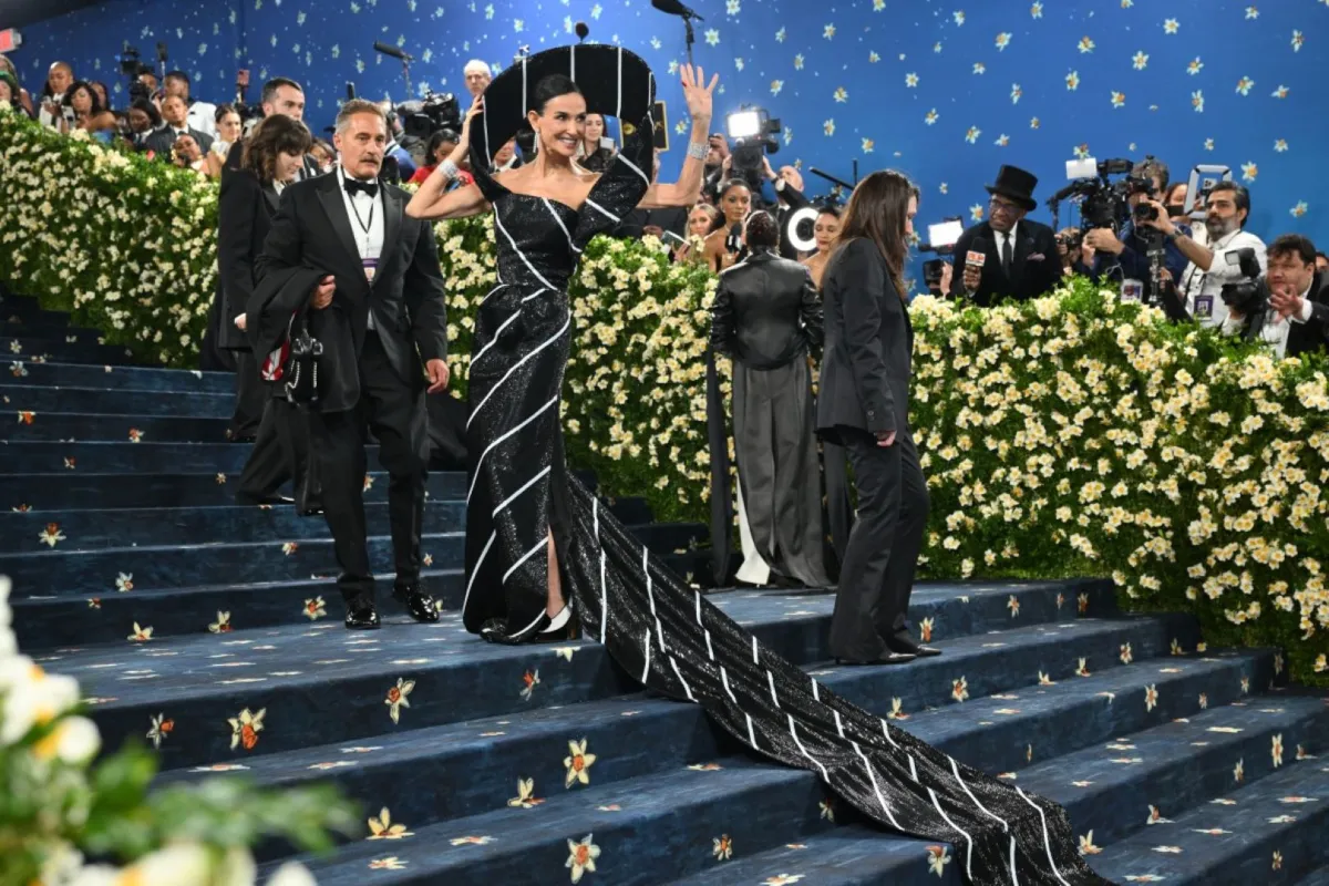 ديمي مور في متحف متروبوليتان للفنون في نيويورك (Demi Moore at the Metropolitan Museum of Art in New York). مصدر الصورة: ANGELA WEISS / AFP