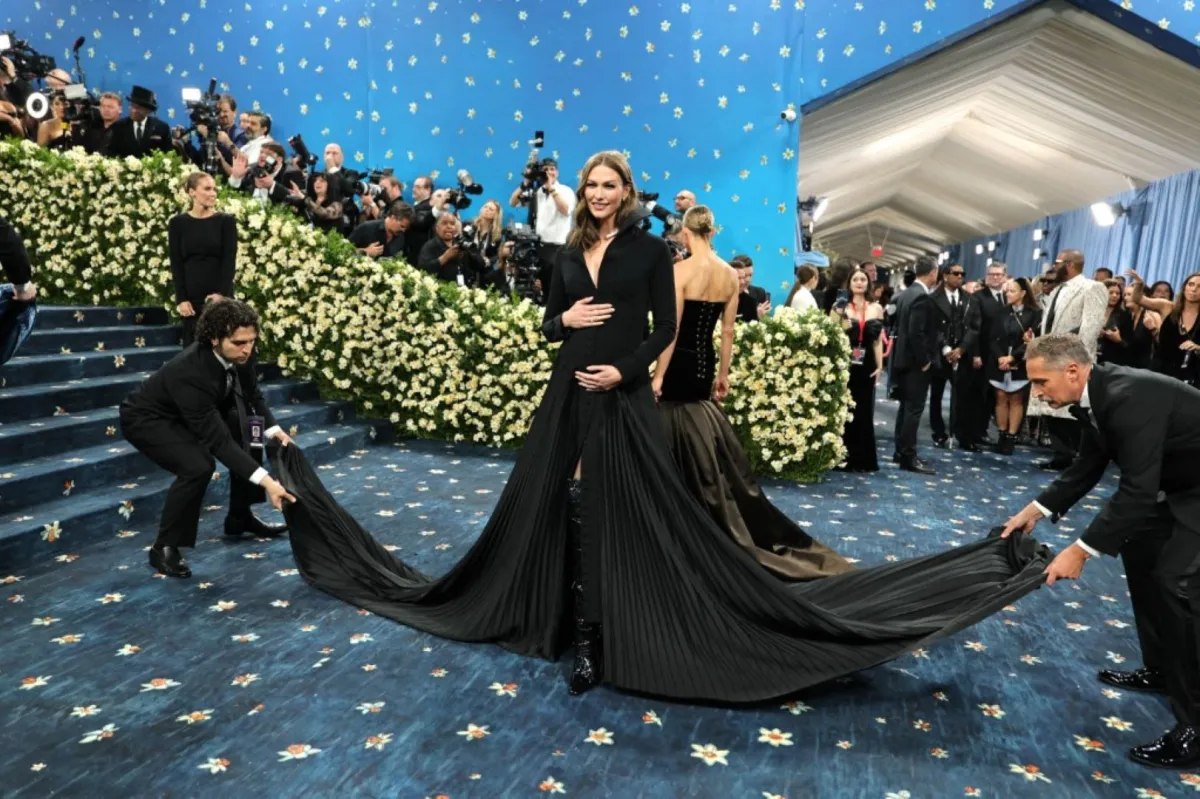 كارلي كلوس في حفل ميت غالا 2025 في متحف متروبوليتان للفنون في مدينة نيويورك (Karlie Kloss at the 2025 Met Gala at Metropolitan Museum of Art in New York City). مصدر الصورة: Dia Dipasupil/Getty Images/AFP
