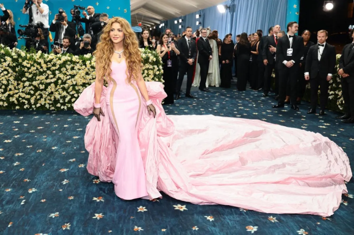 شاكيرا في حفل ميت غالا لعام 2025 في متحف متروبوليتان للفنون في مدينة نيويورك (Shakira at the 2025 Met Gala  at Metropolitan Museum of Art on May 05, 2025 in New York City). مصدر الصورة: Dimitrios Kambouris/Getty Images for The Met Museum/Vogue/AFP