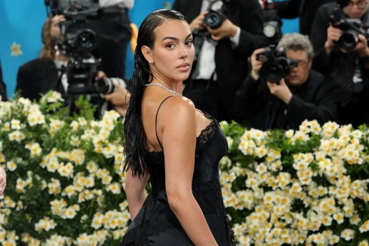 جورجينا رودريغيز في حفل Met Gala لعام 2025 في متحف متروبوليتان للفنون في مدينة نيويورك (Georgina Rodríguez at the 2025 Met Gala at Metropolitan Museum of Art in New York City). مصدر الصورة: Savion Washington/Getty Images/AFP