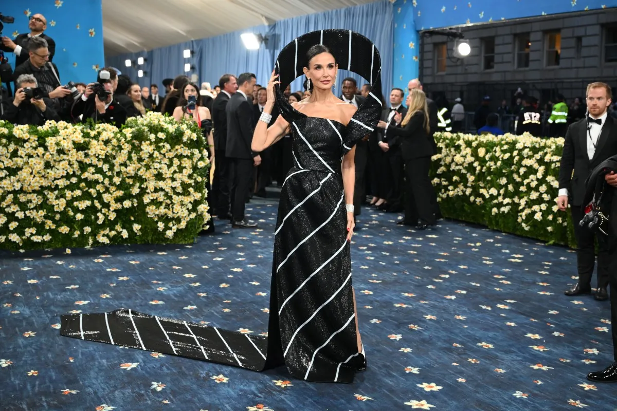 ديمي مور Demi Moore في حفل ميت غالا 2025- (مصدر الصورة ANGELA WEISS / AFP)