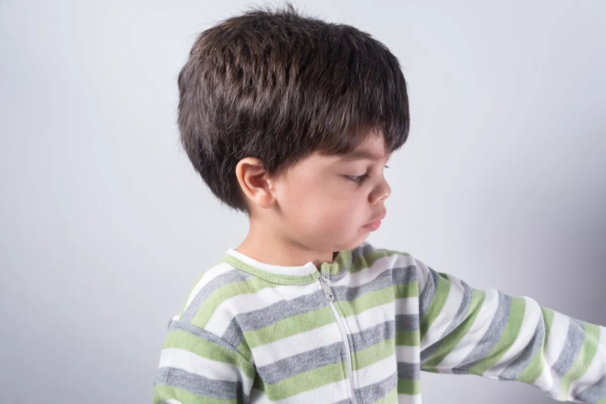 صورة تعبر عن طفل يشعر بالملل