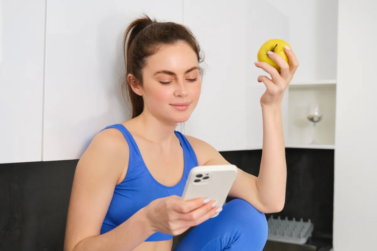 سيدة تتابع السعرات الحرارية وتأثيرها على نتائج الرجيم Image By Freepik