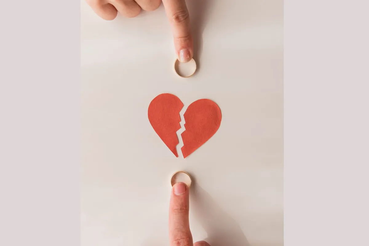 زوجان يمسكان خاتم زواجهما بغية الانفصال