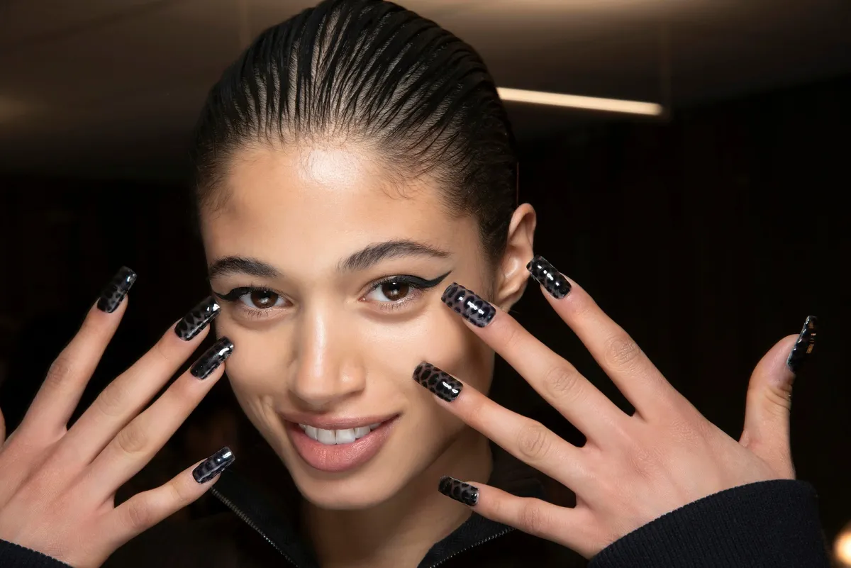 تطويل الأظافر