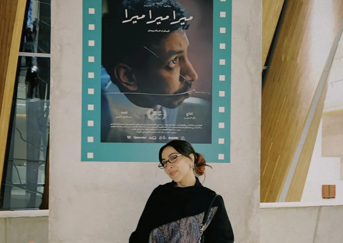 سارة طيبة  أمام بوستر فيلم ميرا ميرا ميرا- الصورة من حسابها على الانستغرام