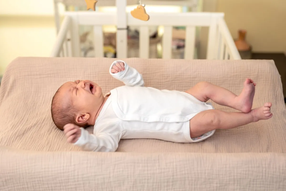 صورة لمولود يبكي في سريره