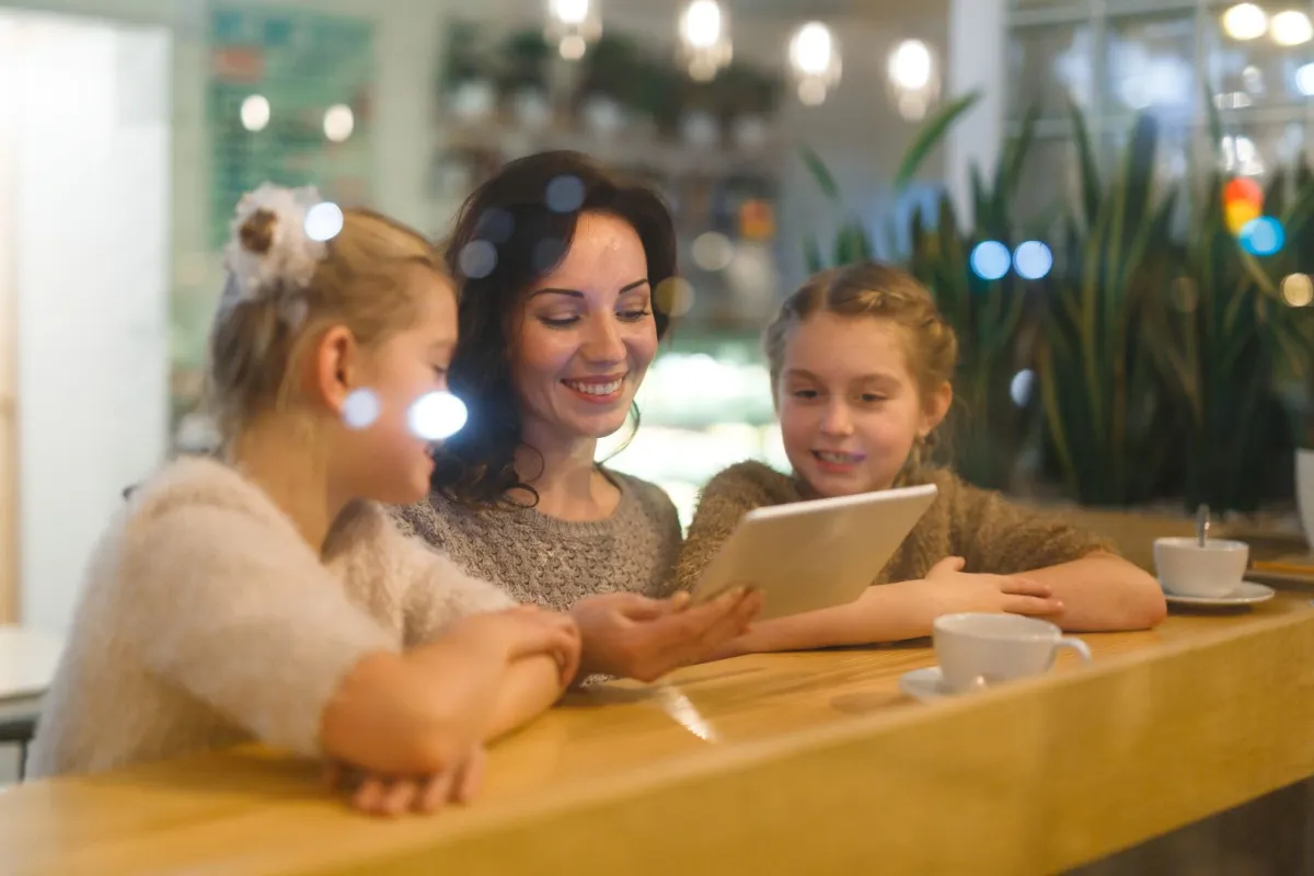 صورة ام تقرأ لأطفالها