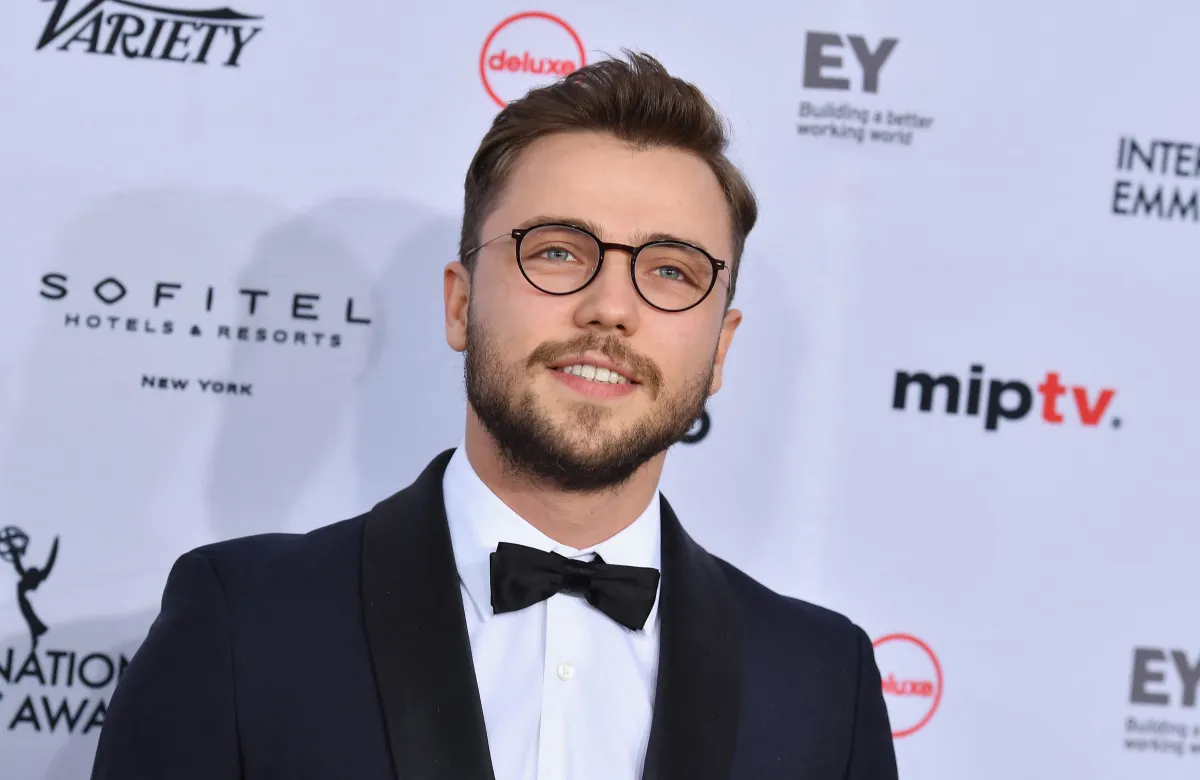 تولغا ساريتاش في حفل توزيع جوائز إيمي 2018 (Tolga Saritas at the 2018 Emmy Awards ). مصدر الصورة: Angela Weiss / AFP