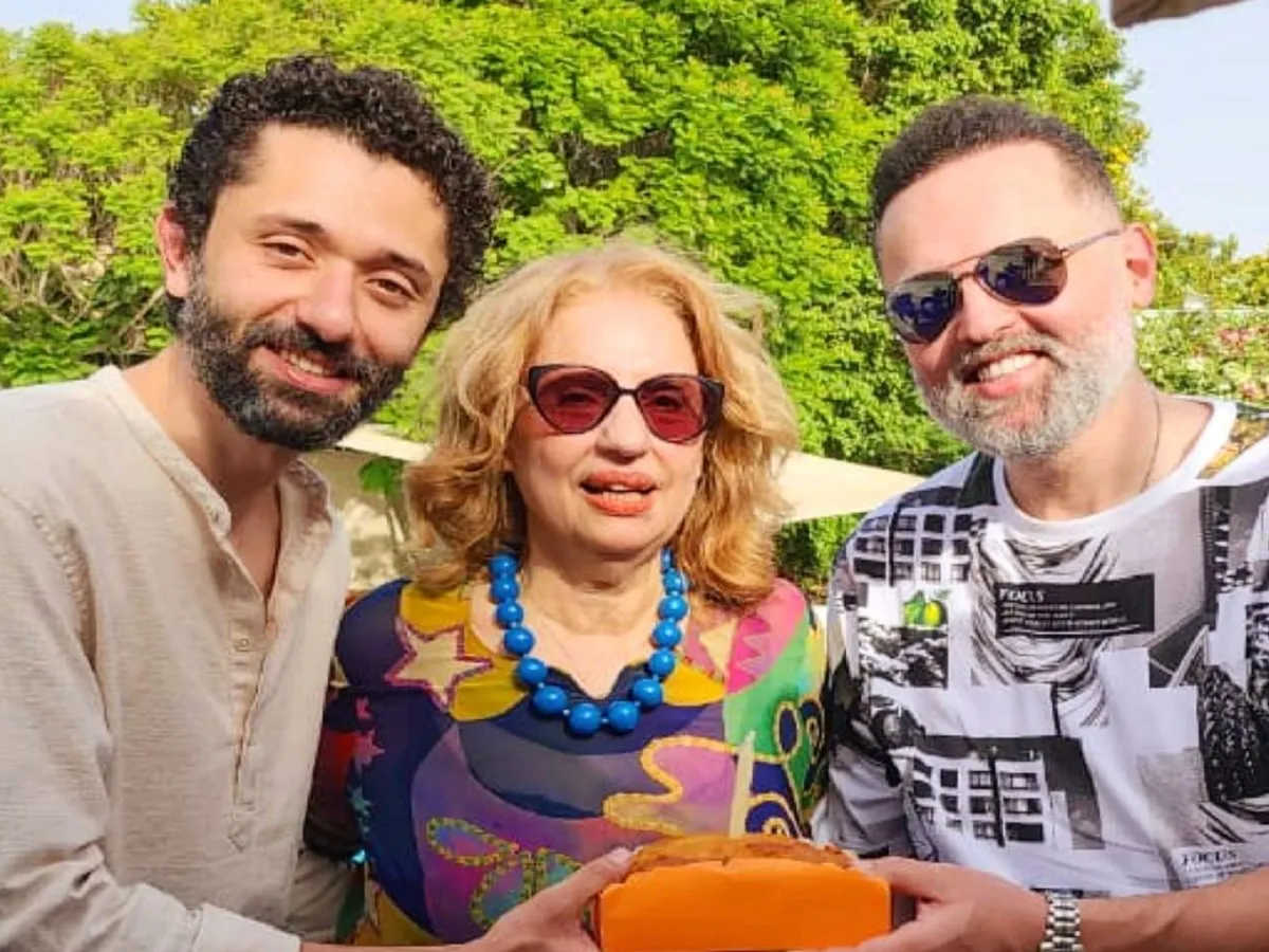 محمود وكريم محمود عبد العزيز ووالدتهما - الصورة من حساب الفنان محمد محمود عبد العزيز بإنستغرام