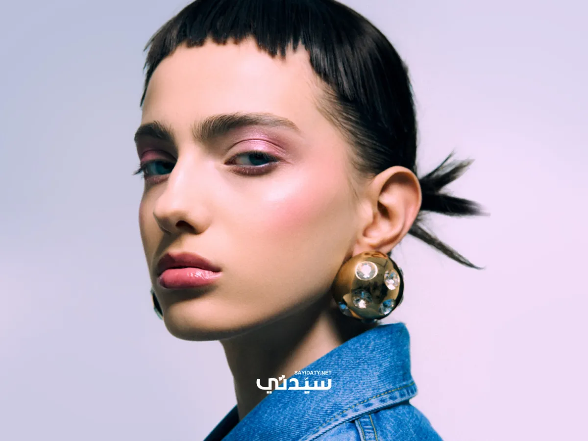 عيون وردية لمّاعة بظلّ Les Phyto-Ombres N°31 Metallic Pink من سيسلي باريس Sisley Paris جاكيت وأقراط من جاكيموس Jacquemus