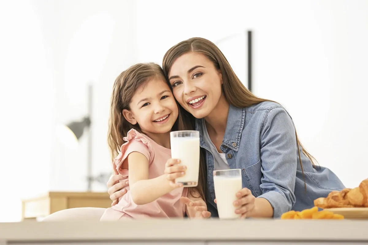 صورة لأم وطفلتها يشربان اللبن