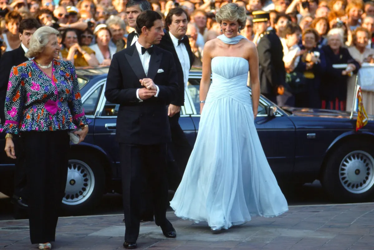 الأمير تشارلز والأميرة ديانا يصلان إلى مهرجان كان السينمائي (Prince Charles And Princess Diana Arriving At The Cannes Film Festival). مصدر الصورة: Tim Graham Photo Library via Getty Images
