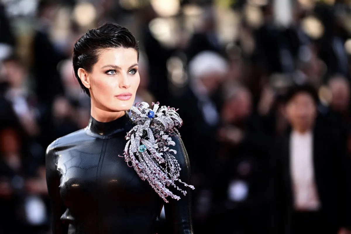 العارضة إيزابيلي فونتانا ترتدي بروشاً مرصعاً بالألماس والأحجار الكريمة