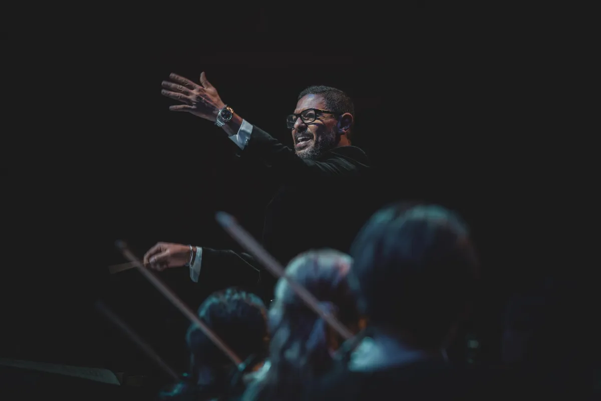 هاني فرحات يقود الأوركسترا السعودي- الصورة من المكتب الصحفي للمايسترو هاني فرحات