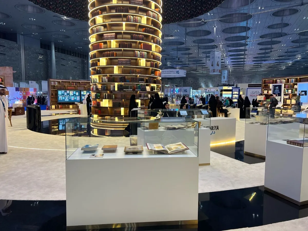 مخطوطات نادرة في معرض الدوحة للكتاب. الصورة من وكالة الأنباء القطرية