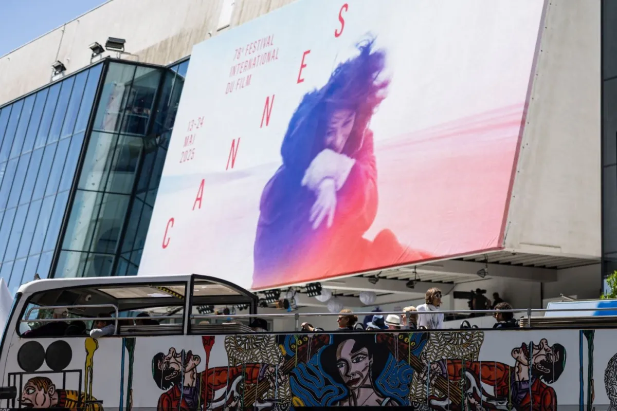 ملصق الدورة 78 لمهرجان كان السينمائي في كان، جنوب فرنسا (poster of the 78th edition of the Cannes Film Festival in Cannes, southern France). مصدر الصورة: SAMEER AL-DOUMY / AFP