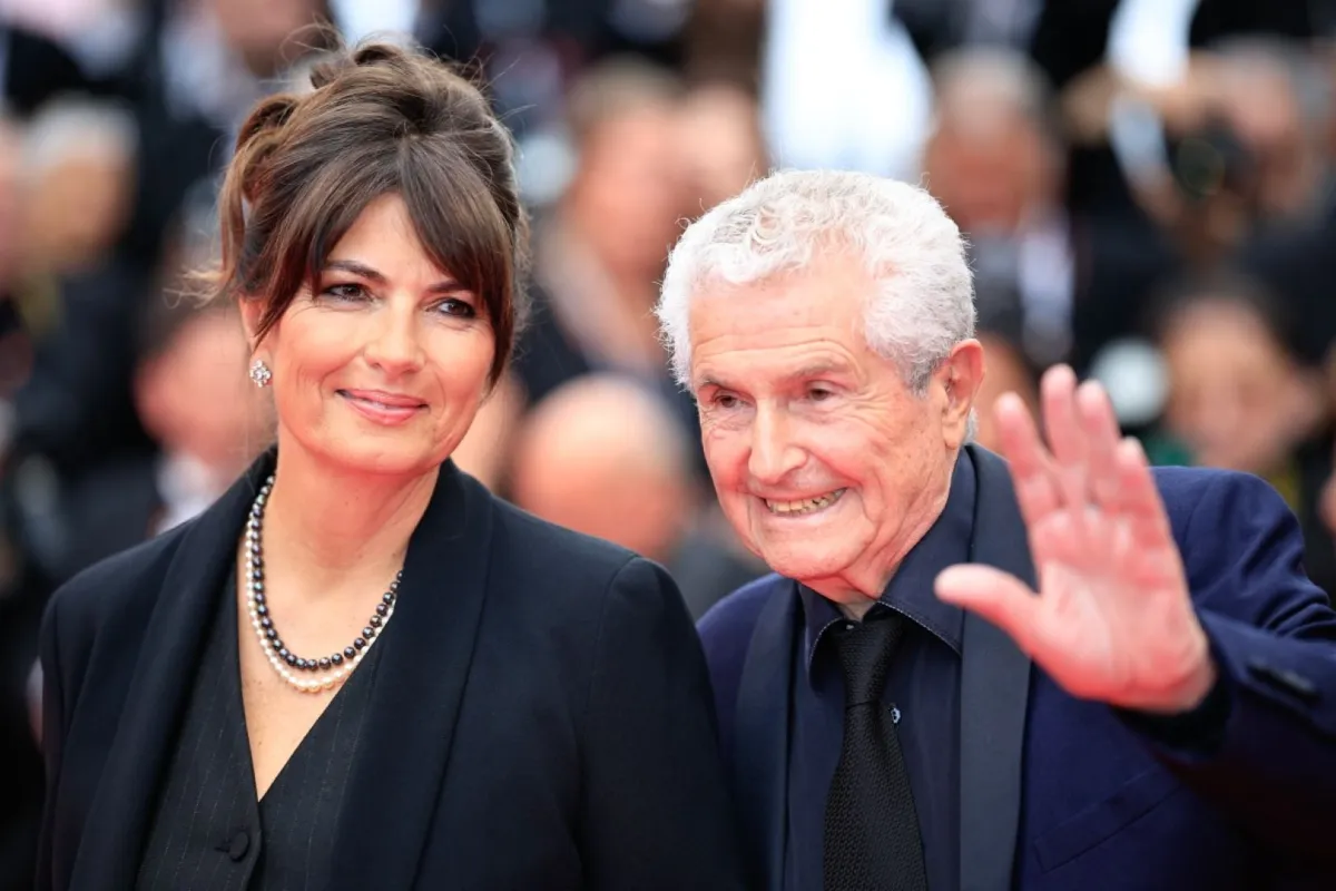 فاليري بيران والمخرج الفرنسي كلود لولوش في الدورة 78 من مهرجان كان السينمائي في كان، جنوب فرنسا (Valerie Perrin and French director Claude Lelouch at the 78th edition of the Cannes Film Festival in Cannes, southern France). مصدر الصورة: Valery HACHE / AFP