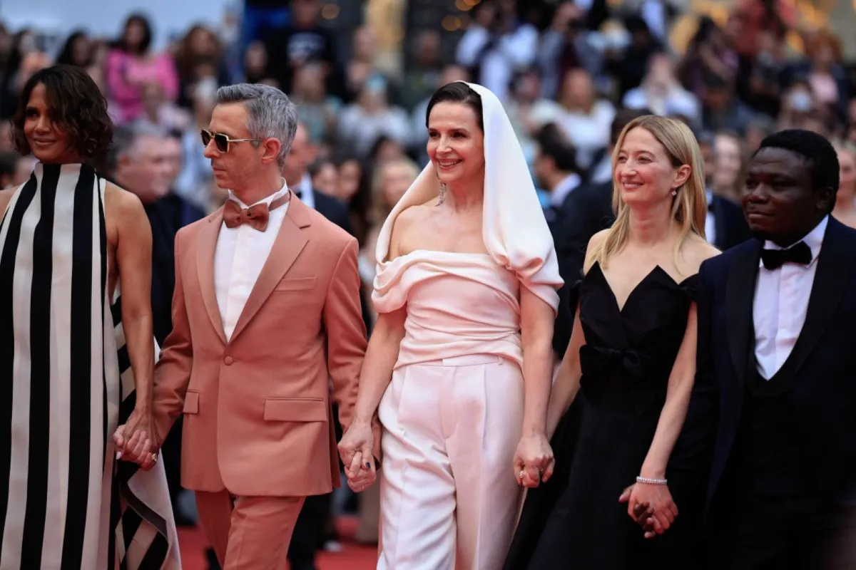 هالي بيري، جيريمي سترونج، جولييت بينوش، ألبا رورواشر وديودون حمادي في الدورة 78 من مهرجان كان السينمائي في كان، جنوب فرنسا (Halle Berry, Jeremy Strong, Juliette Binoche, Alba Rohrwacher and Dieudonne Hamadi at the 78th edition of the Cannes Film Festival in Cannes, southern France). مصدر الصورة: Valery HACHE / AFP